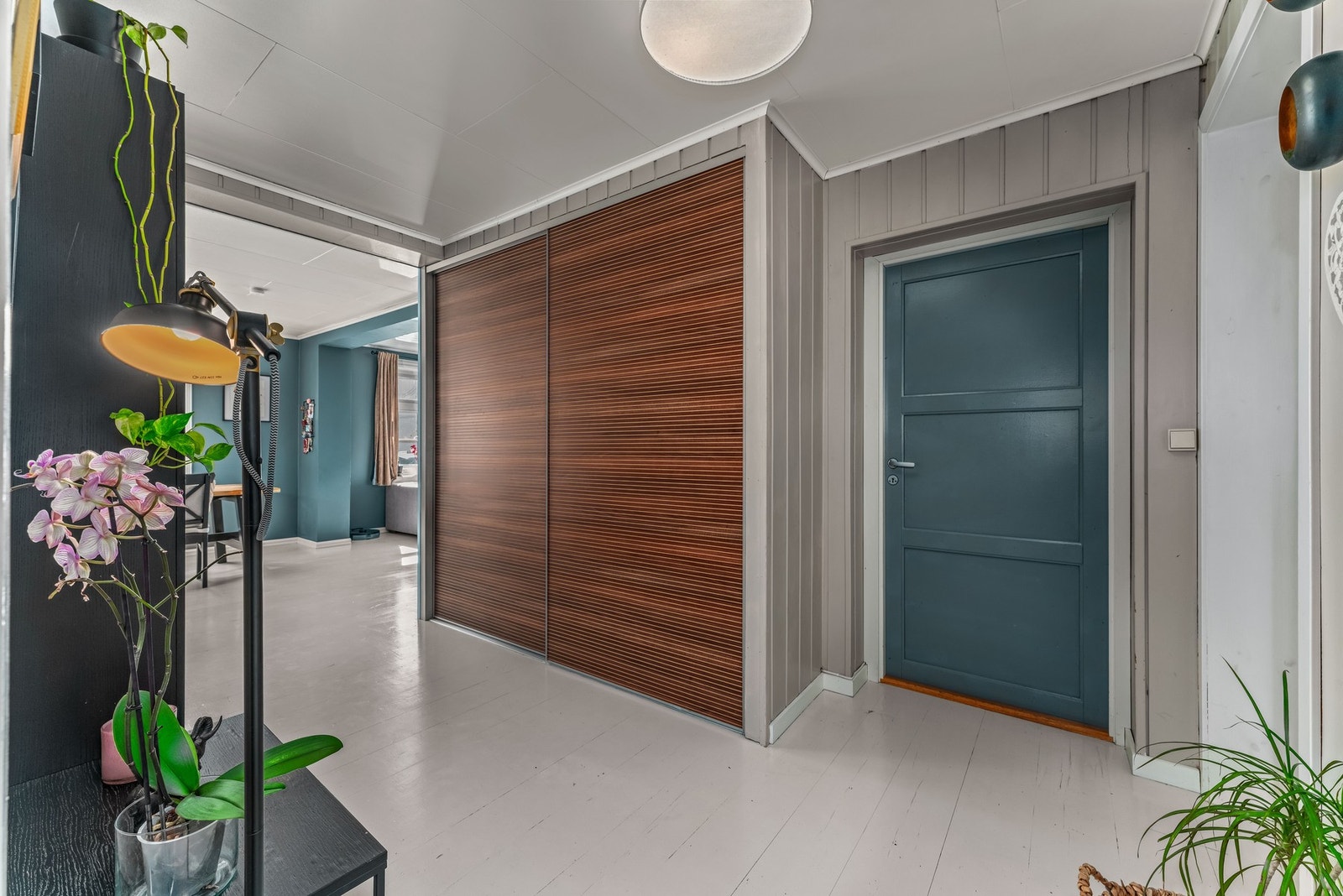 Romslig skyvedørsgarderobe innenfor entreen. Galleribilde