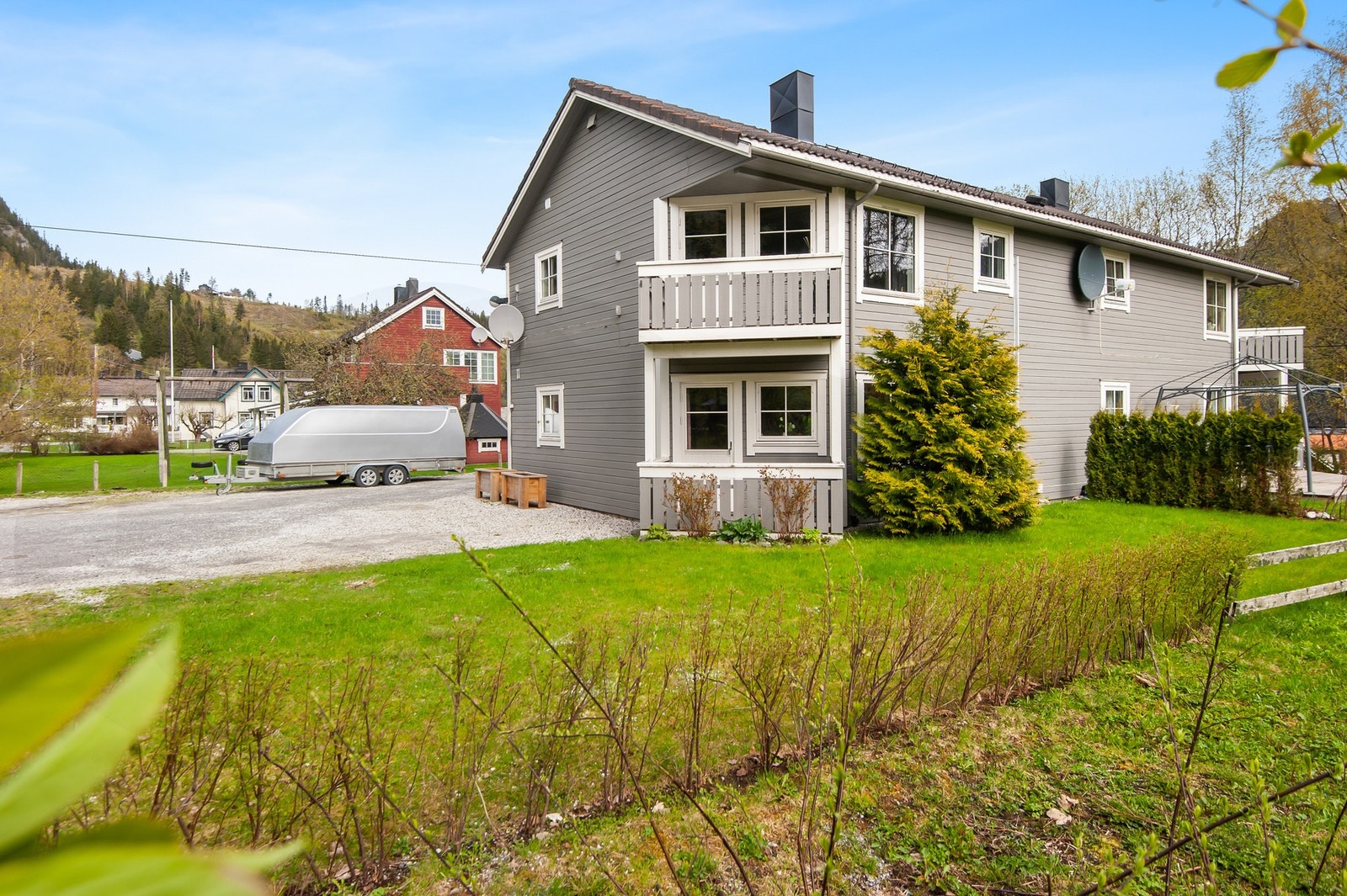 Det er parkering på felles biloppstillingsplass. Galleribilde