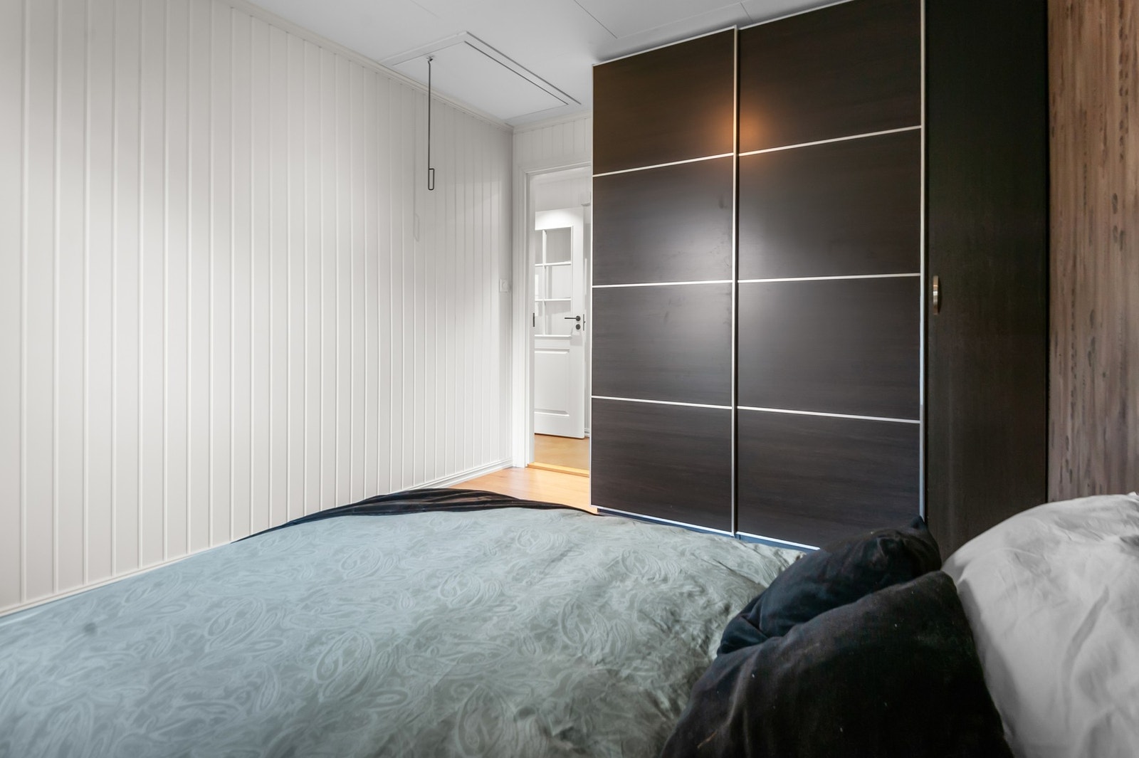 Soverommet har en smart skyvdørsgarderobe. Galleribilde