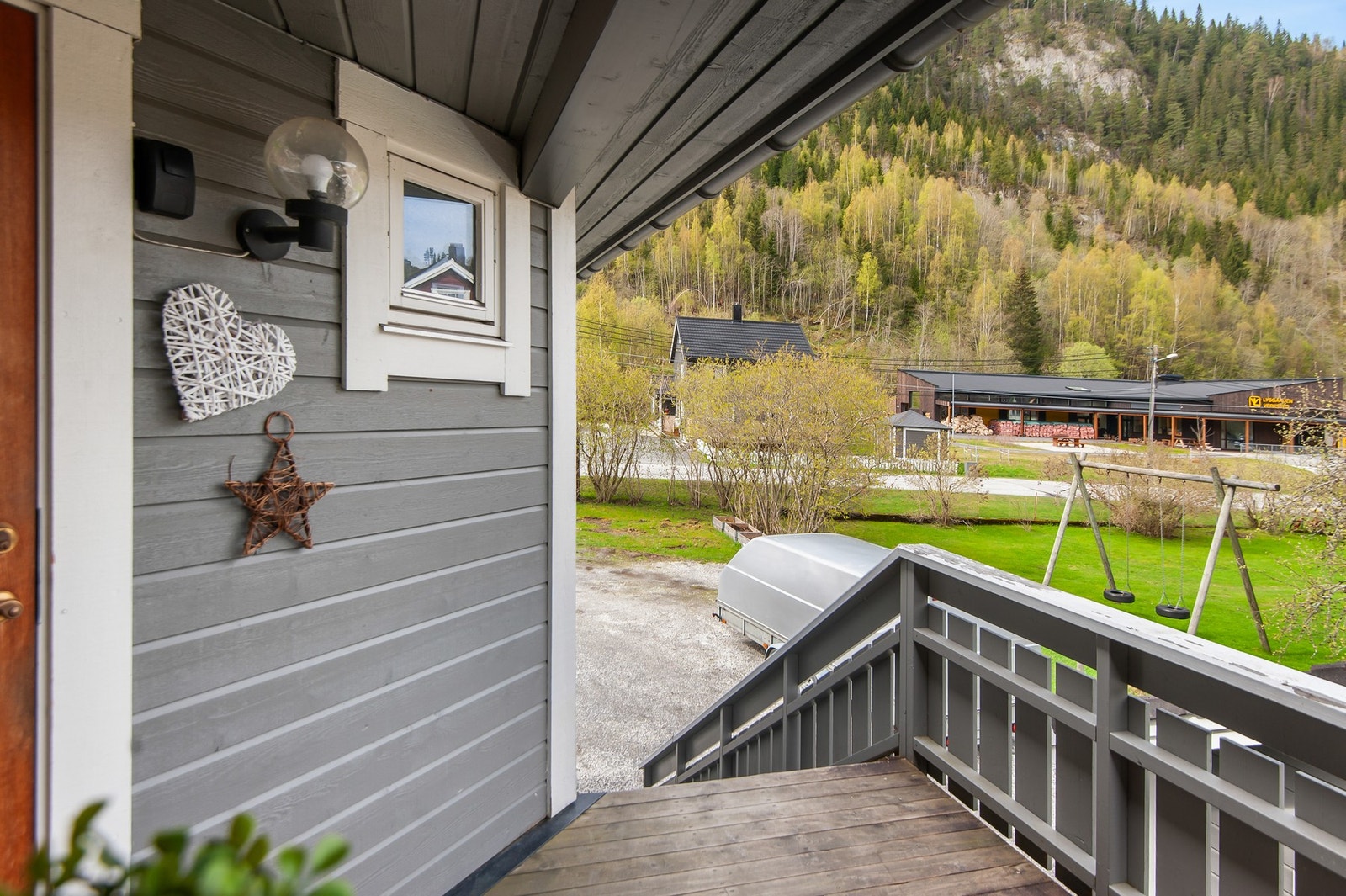 Leiligheten har ett koselig inngangsparti. Galleribilde