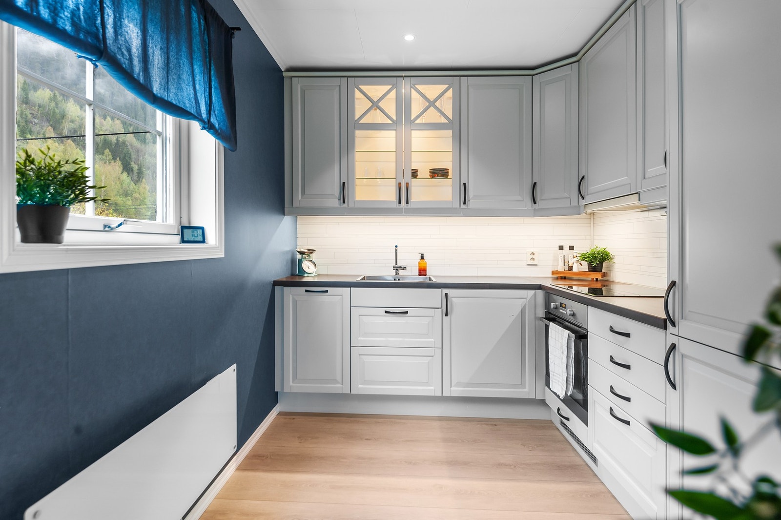 Kjøkkenet har ett tidløst design med integrerte hvitevarer og profilerte fronter. Galleribilde