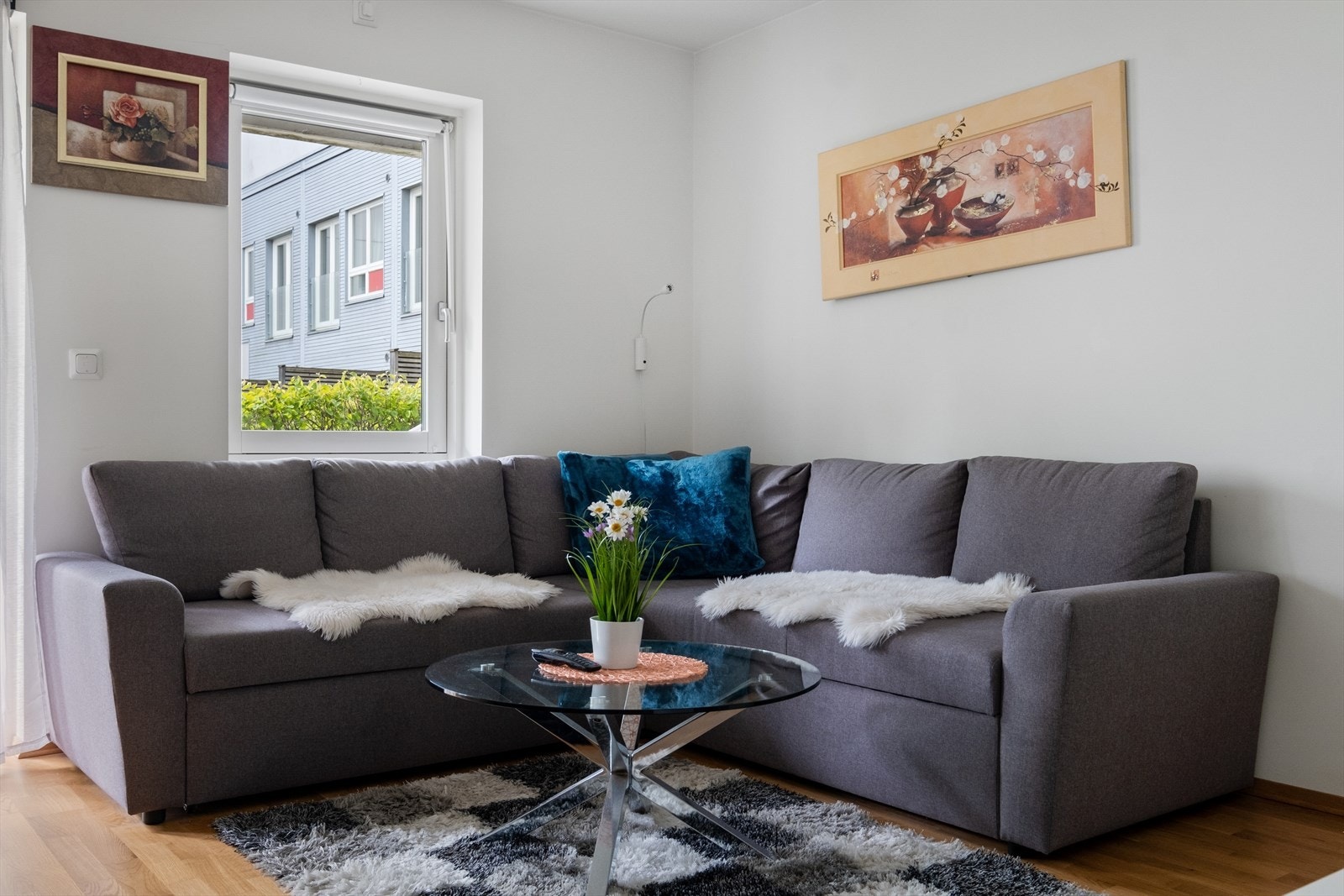 Leiligheten er oppvarmet via radiatorer tilknyttet sentralt varmeanlegg. Galleribilde