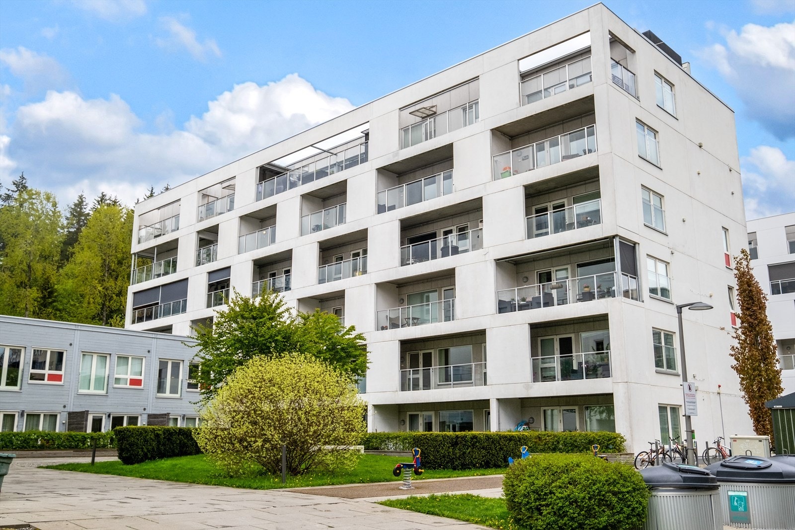 Boligen ligger i et moderne boligbygg fra 2014, med sentral beliggenhet i Lørenskog. Galleribilde