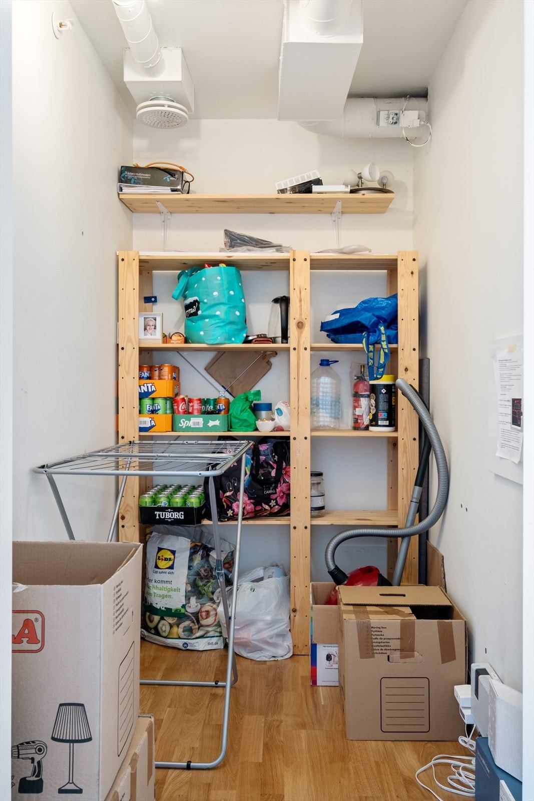 Boligen disponerer også en praktisk innvendig bod i stuen, samt en ekstern kjellerbod på 5 m². Galleribilde