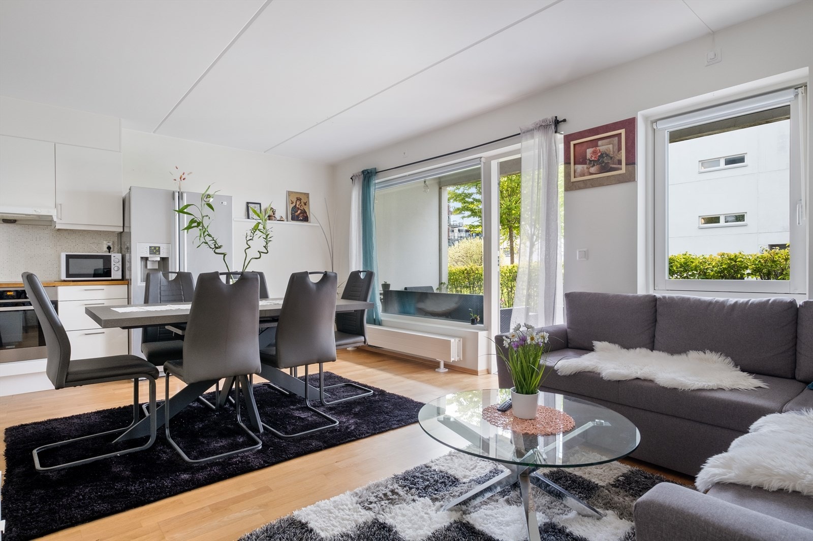 Oppholdsrommet har store vindusflater som slipper inn rikelig med naturlig lys. Galleribilde