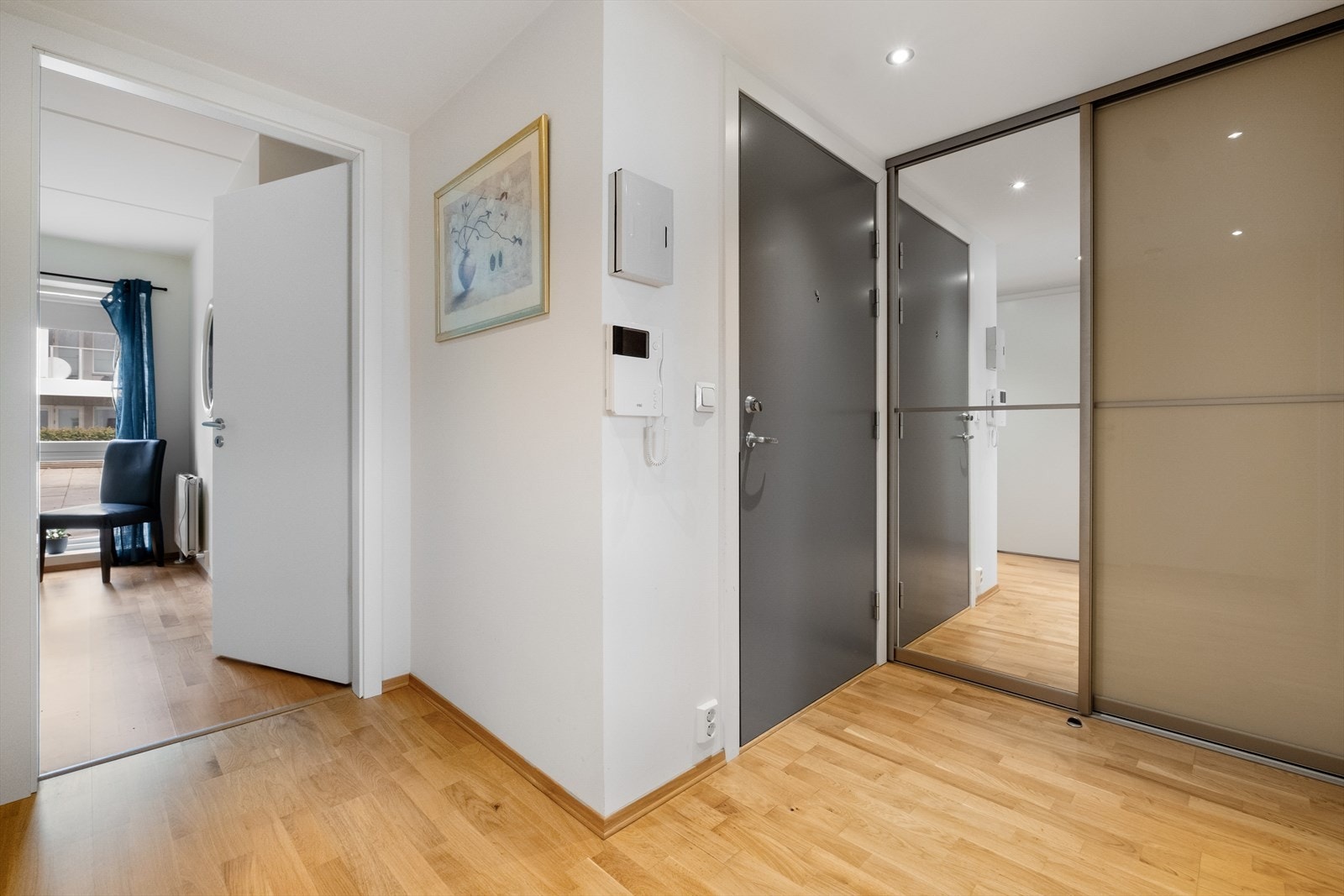 Velkommen inn! Leiligheten har en lys og romslig entré. Dørcalling med åpner gjør det enkelt å slippe inn gjester, og heisen tar deg enkelt ned til garasjeplassen i kjelleren. Galleribilde