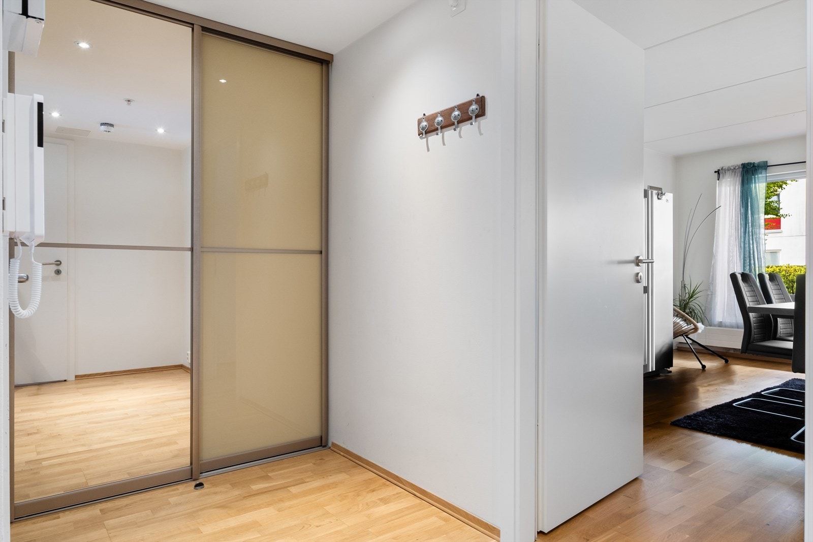 Det er god plass til yttertøy i praktisk skyvedørsgarderobe. Galleribilde