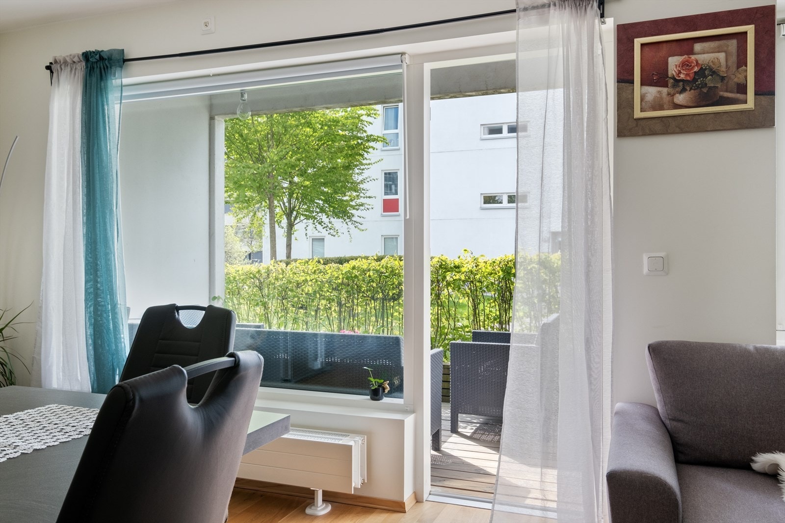 Fra stuen er det utgang til en hyggelig sydøstvendt overbygd terrasse på 10,4 m². Galleribilde