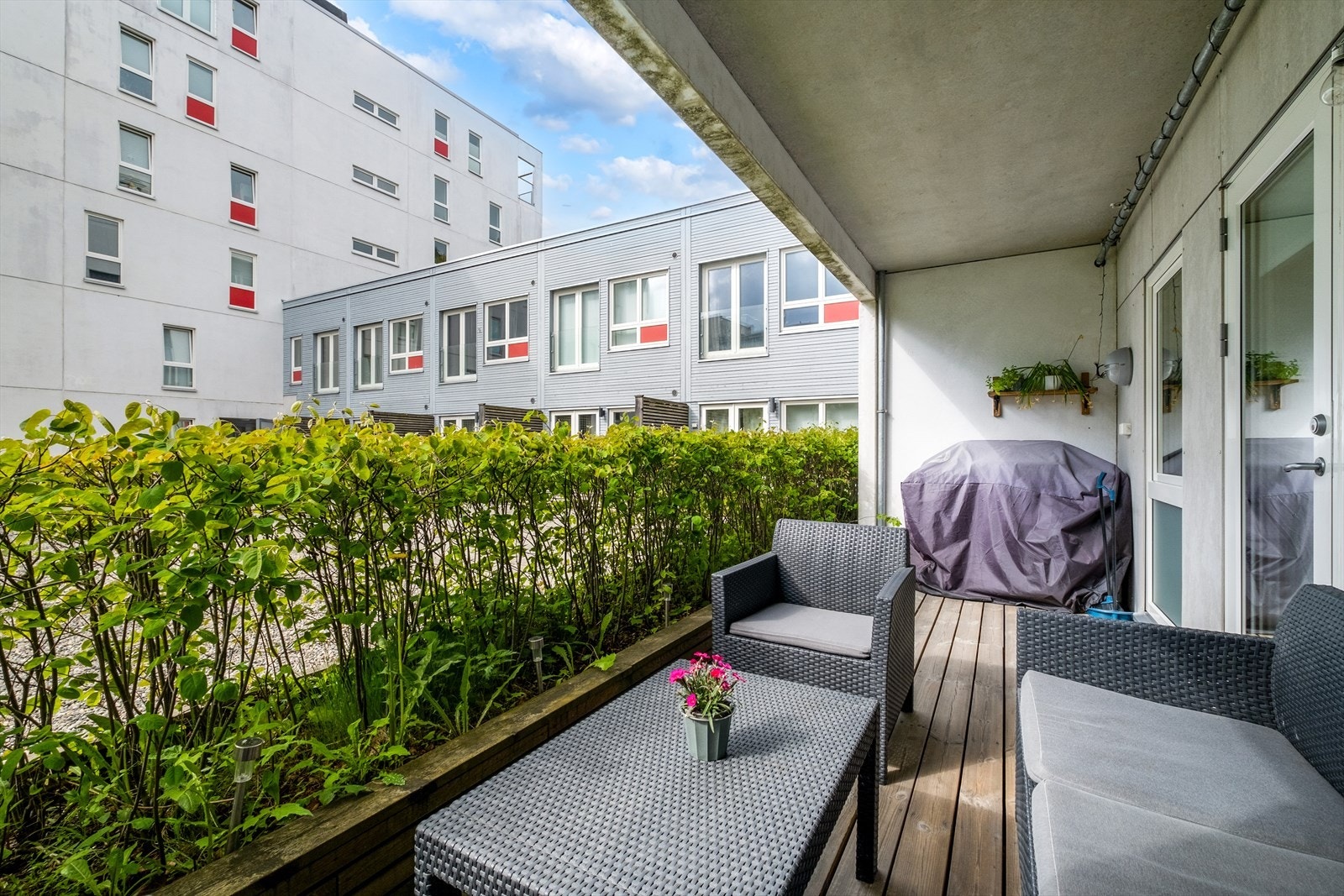 Her ute er det god plass til sittegruppe, samt gass-/elektrisk grill. Galleribilde