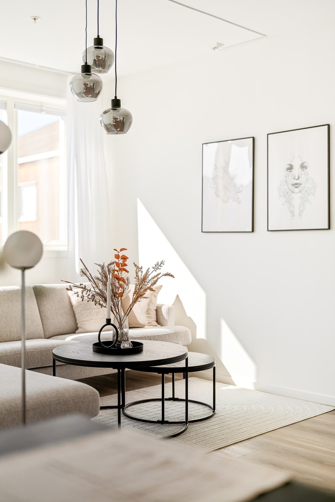 Det er meget god takhøyde i leiligheten. Galleribilde