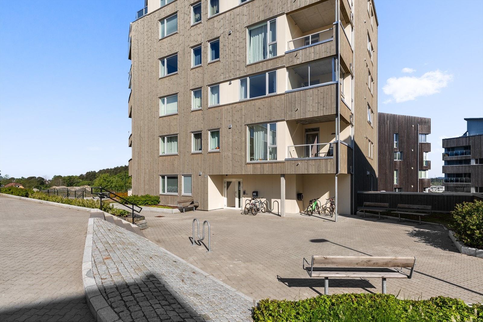 Bildet viser fasade. Leiligheten ligger i 3. etasje. Det er heis i bygget. Galleribilde
