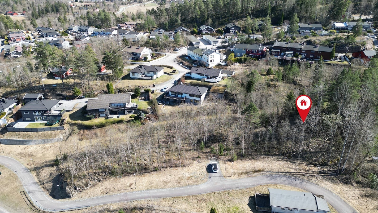 Røykenveien 350 ligger i et etablert boligområde i Asker, like utenfor Heggedal sentrum. Galleribilde