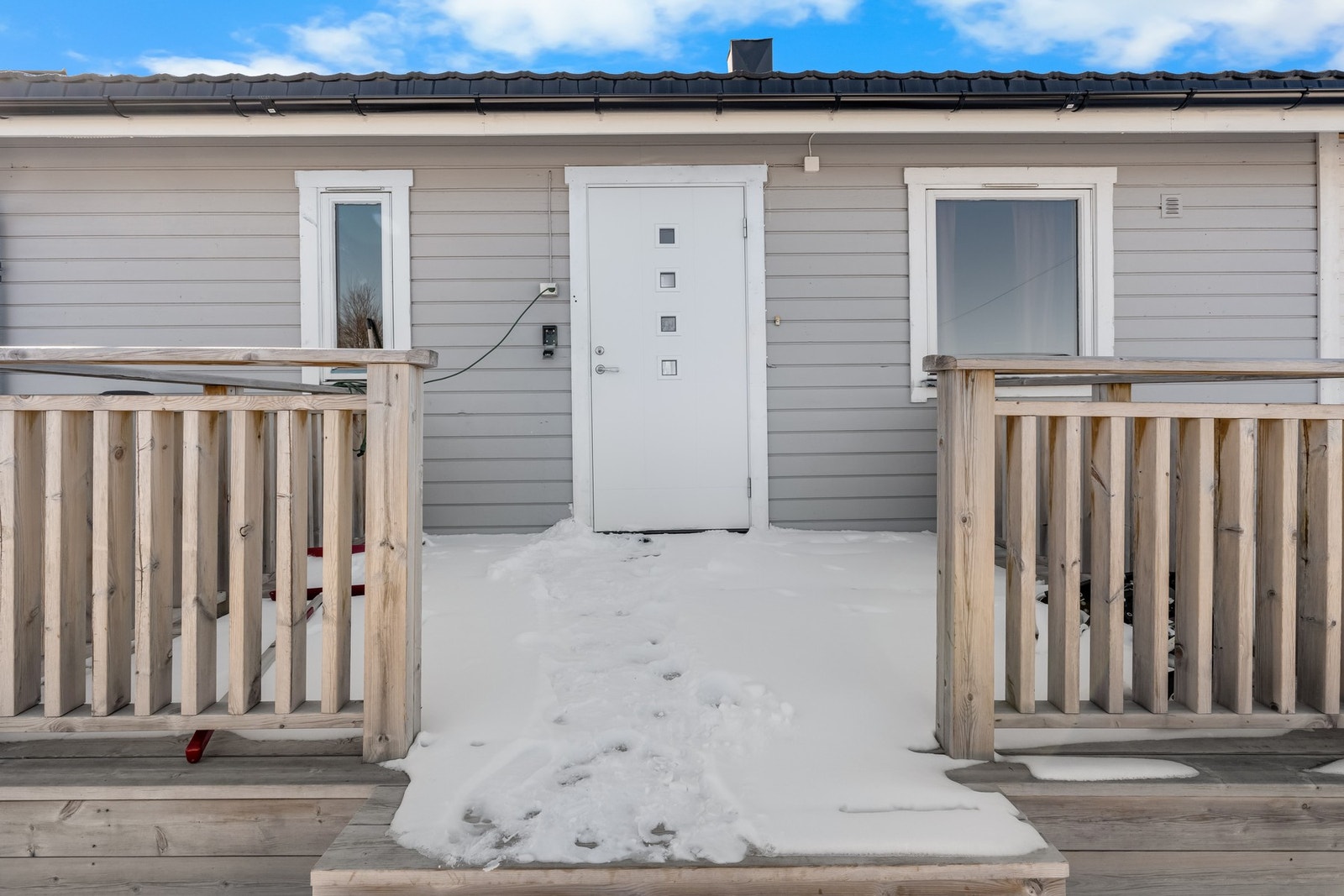 Boligen har 2 boenheter - inngang til leilighet Galleribilde