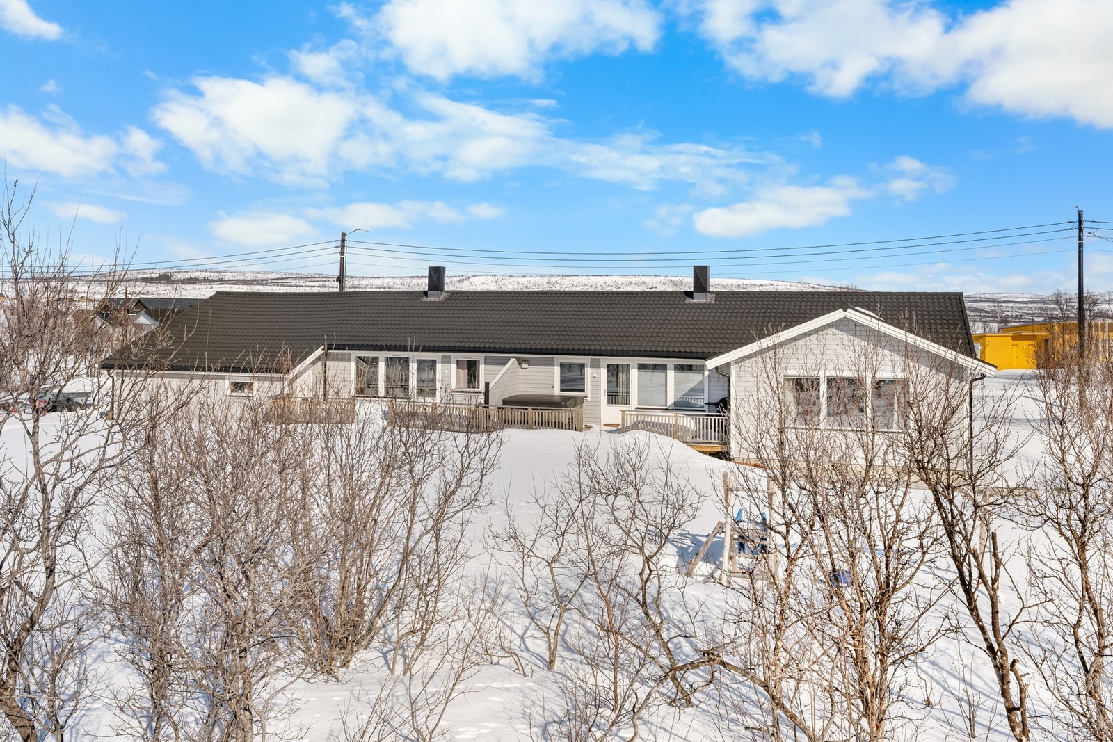 Velkommen til Tangnesveien 18 A og B - En romslig bolig med to boenheter og garasje Galleribilde