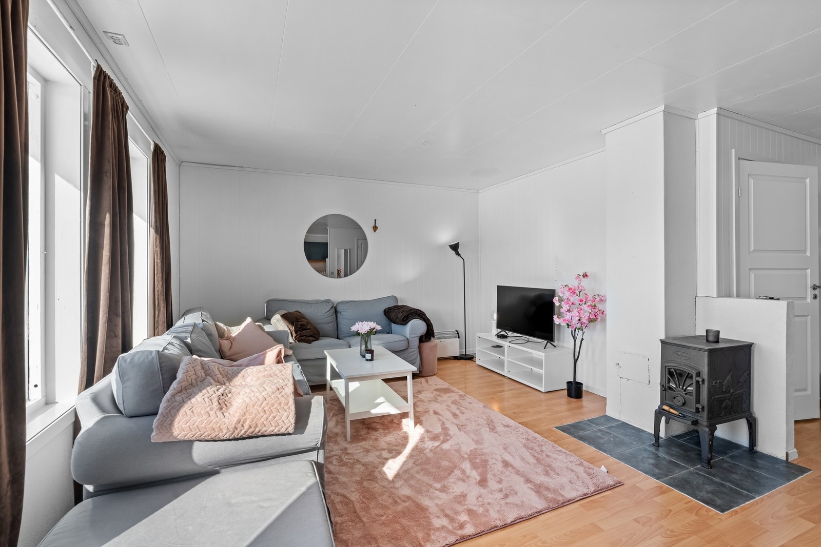 I stuen i leiligheten er det montert vedovn Galleribilde