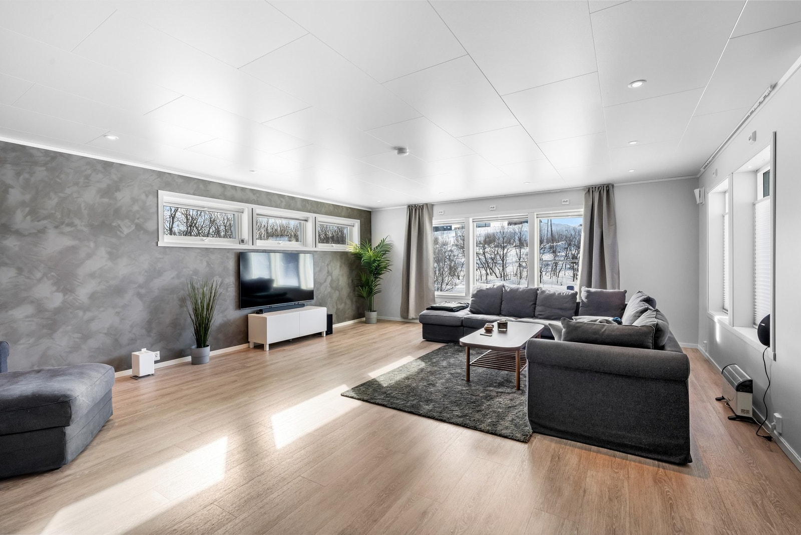 I stuen er det godt med vinduer og det er god plass for flere sosiale soner Galleribilde