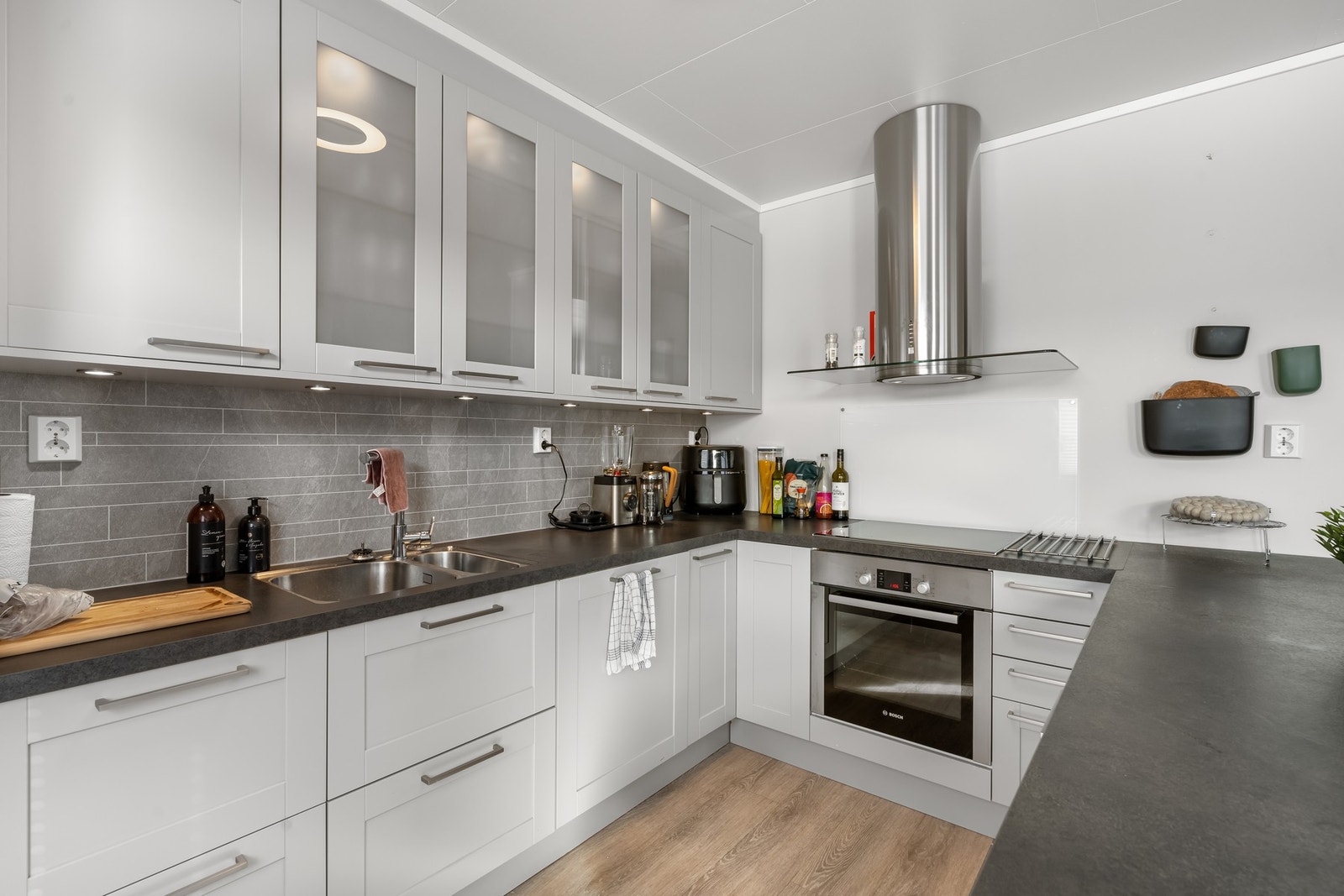 Integrerte hvitevarer som platetopp, komfyr, oppvaskmaskin og kjøl/frys Galleribilde