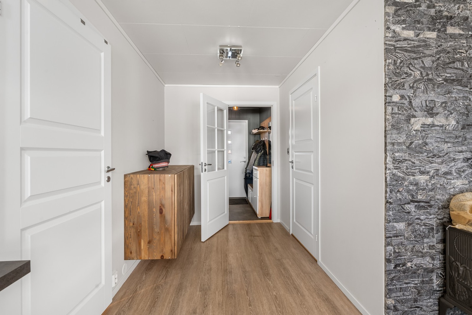 Bad til venstre og soverom til høyre i bildet Galleribilde