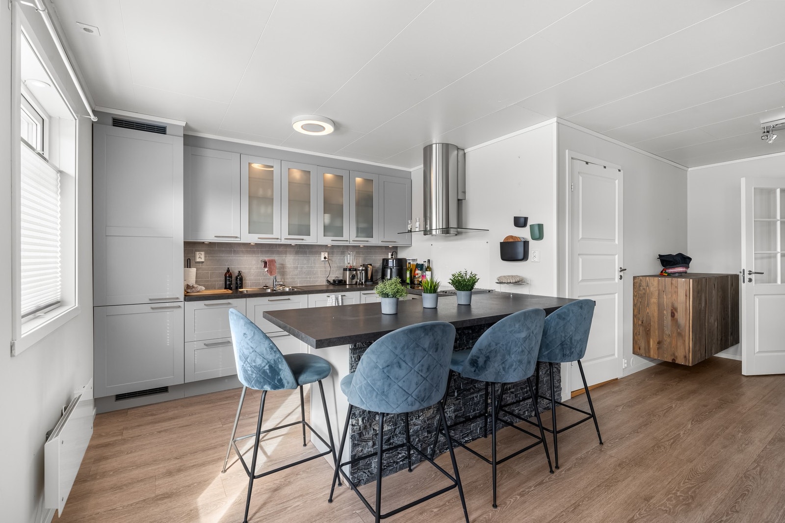 Moderne kjøkken med barløsning Galleribilde