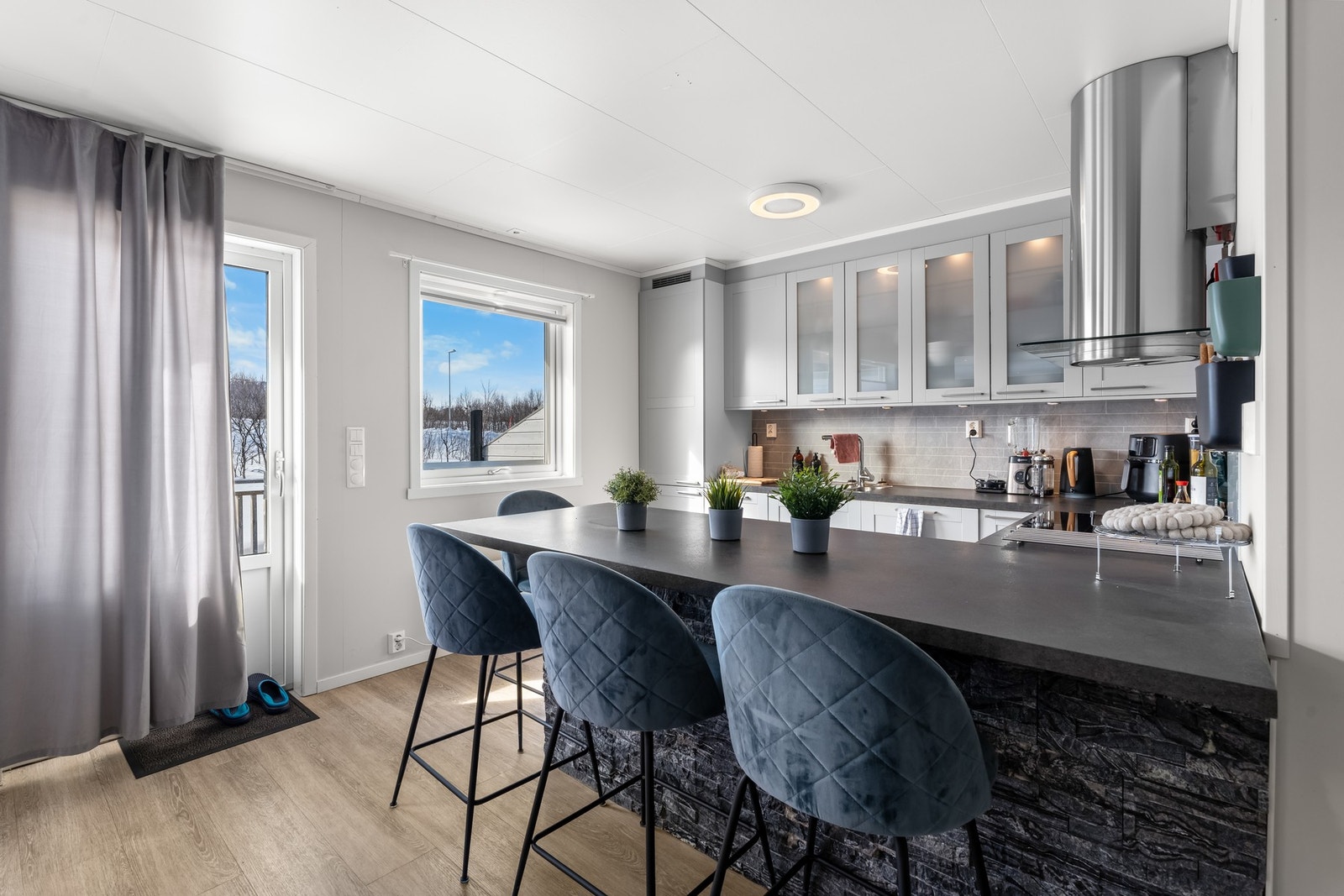 Fra kjøkkenet er det utgang til terrasse Galleribilde