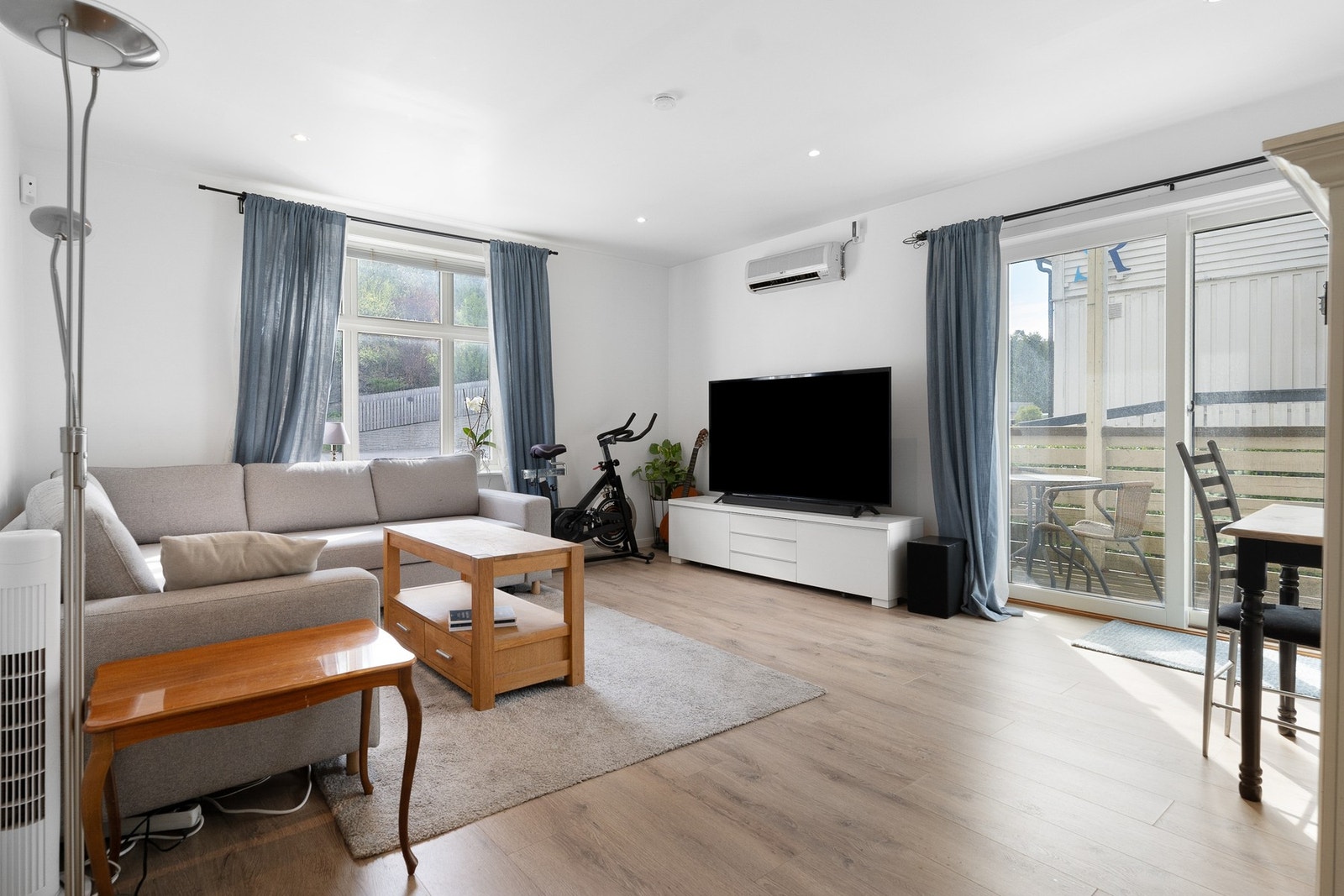 Stue i 1.etg. har utgang til terrasse og hage Galleribilde