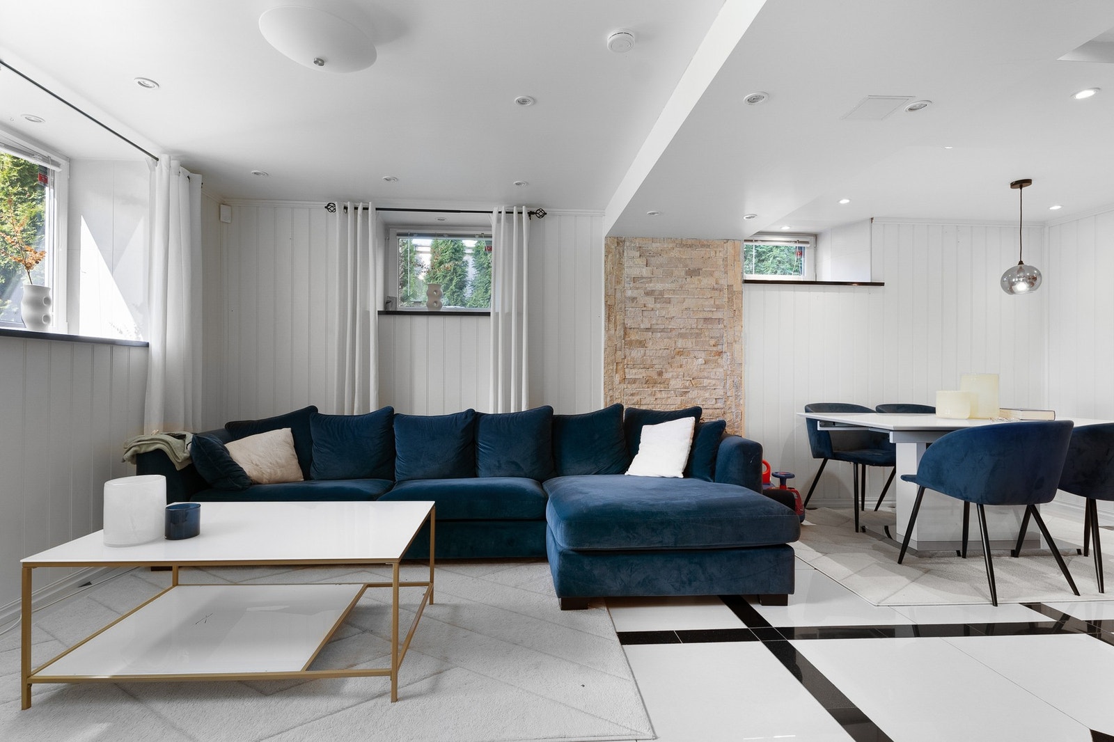 Oppholdsrom i kjeller med stue og kjøkken Galleribilde