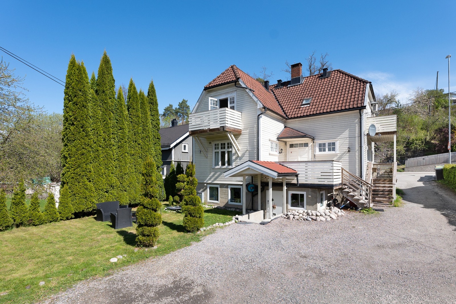 Boligen er bestående av 3 leiligheter. Disse er imidlertid ikke godkjente som egne boenheter. Galleribilde