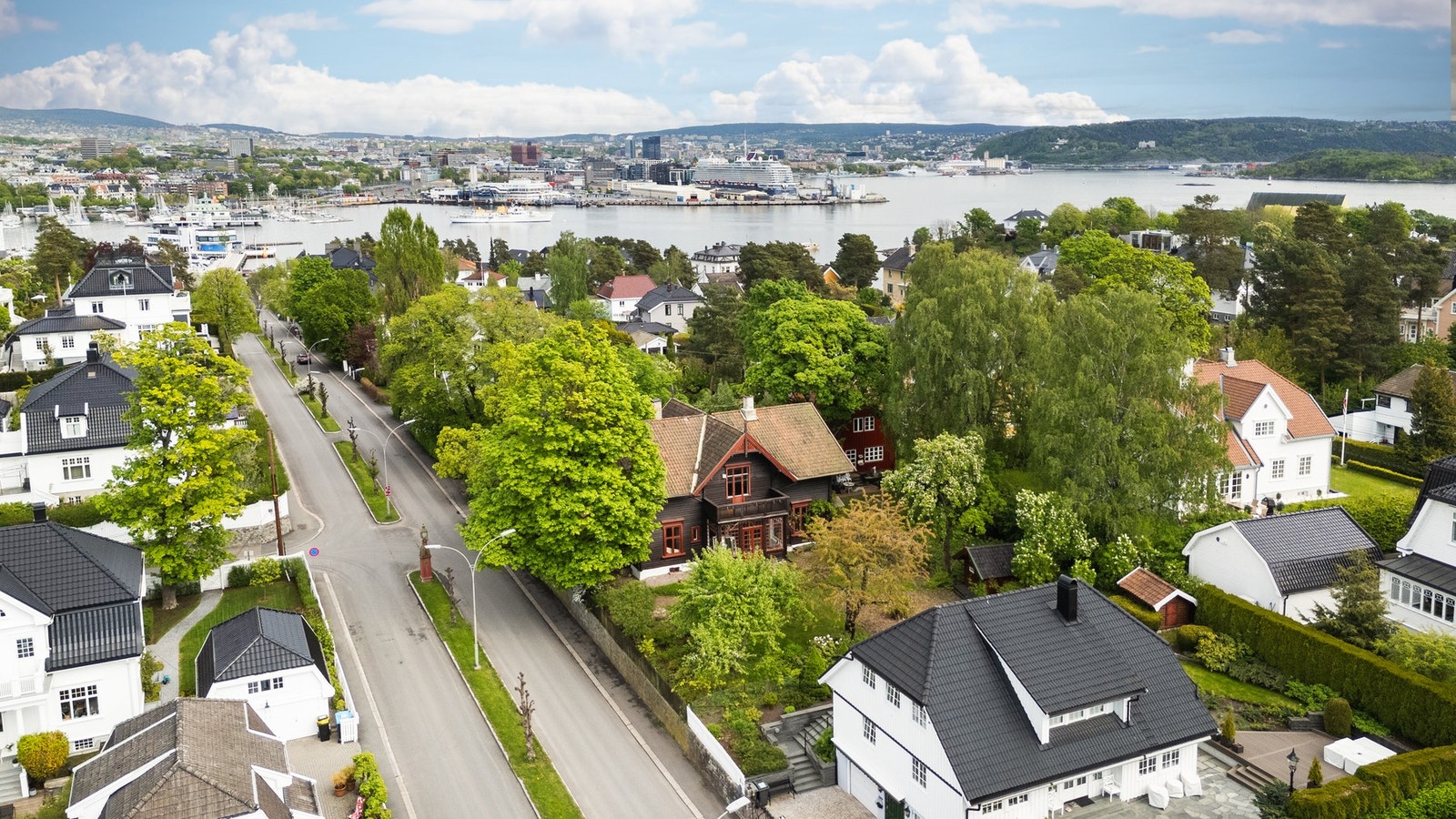 En frittstående enebolig med attraktiv beliggenhet i en av Bygdøys mest anerkjente gater. Galleribilde