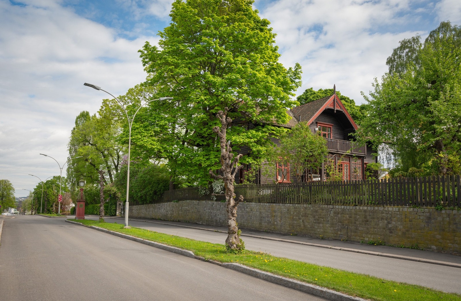 Huk aveny er en av få avenyer i Norge. Disse kjennetegnes av beplantning mellom kjørebanene. Galleribilde