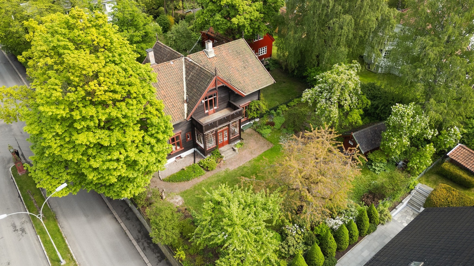 Eiendommen har en stor og skjermet tomt som gir nye eiere en sjelden mulighet til å forme hjemmet etter egne ønsker og behov. Galleribilde