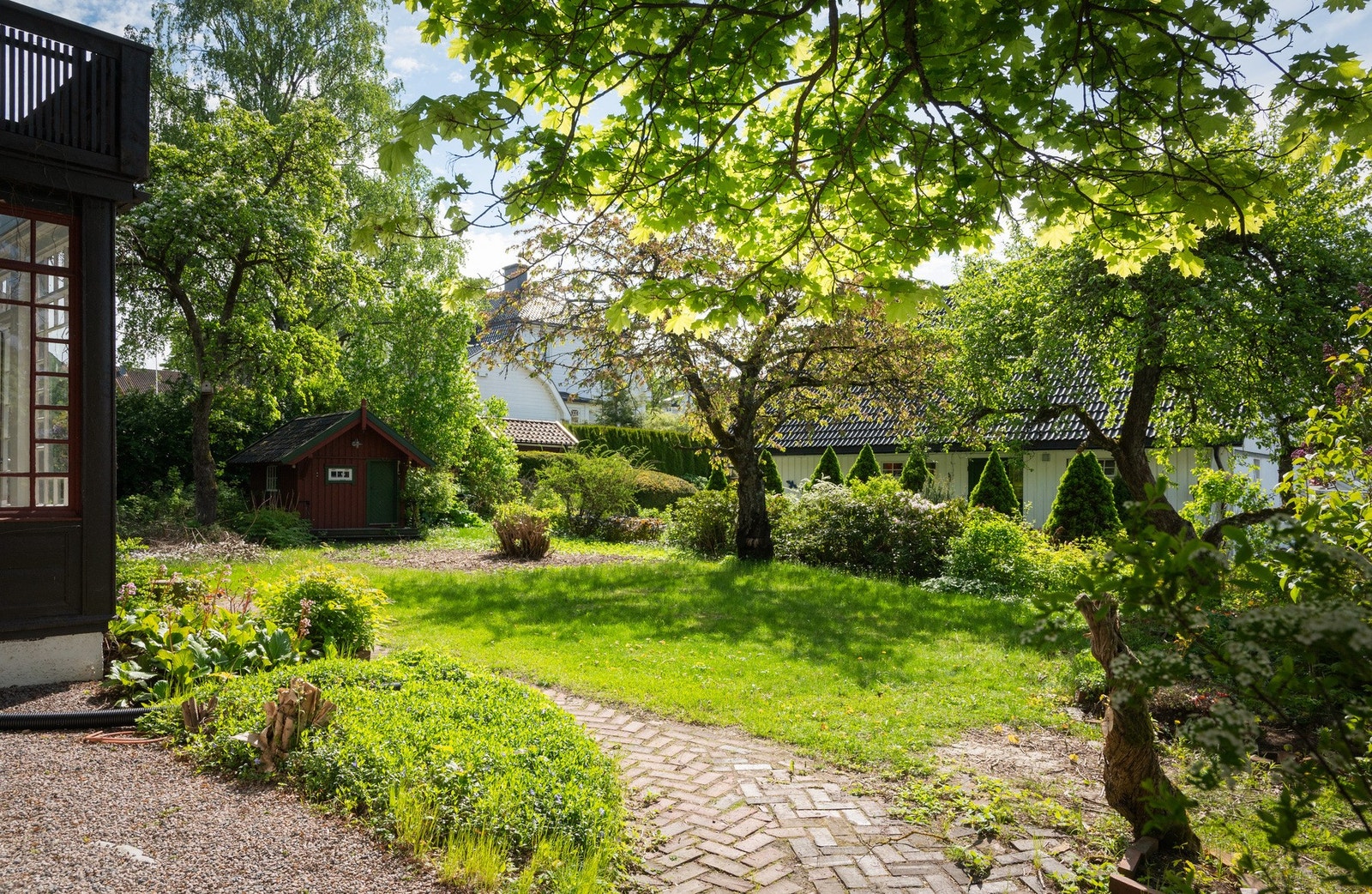 Eiendommen er flat og den har en solrik hage som byr på privatliv i idylliske omgivelser. Galleribilde