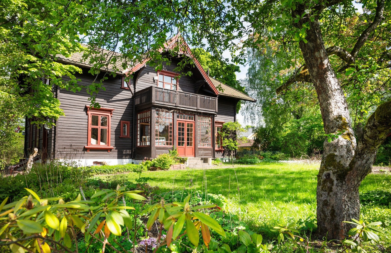 Velkommen til Huk Aveny 18B - Beliggenheten i Huk Aveny gir nærhet til både vakre turområder, sjø og urbane fasiliteter, samtidig som nabolaget preges av klassiske villaer og historiske eiendommer. Galleribilde