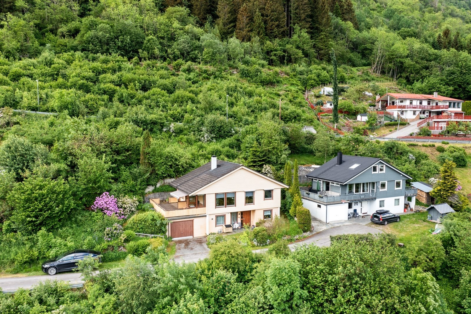Her bur ein i etablert buområde samtidig som ein kjem tett på naturen og landlege omgivelsar. Galleribilde