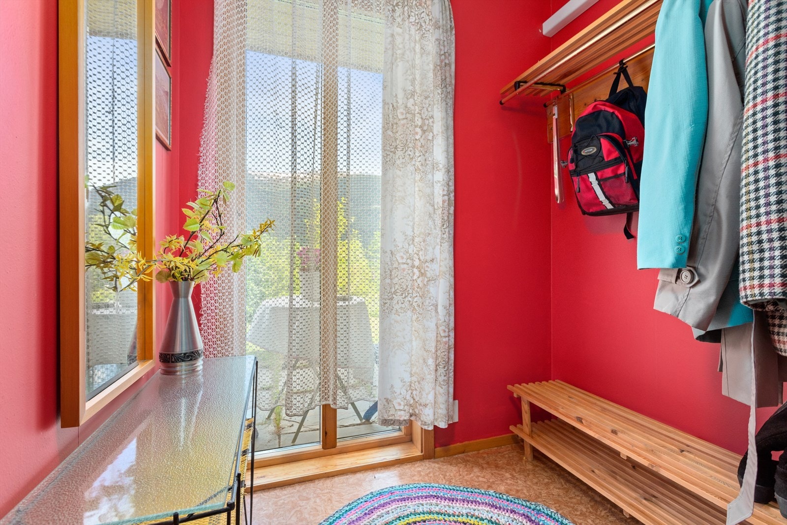 Entré i underetasje med plass til ytterklede og sko. Galleribilde