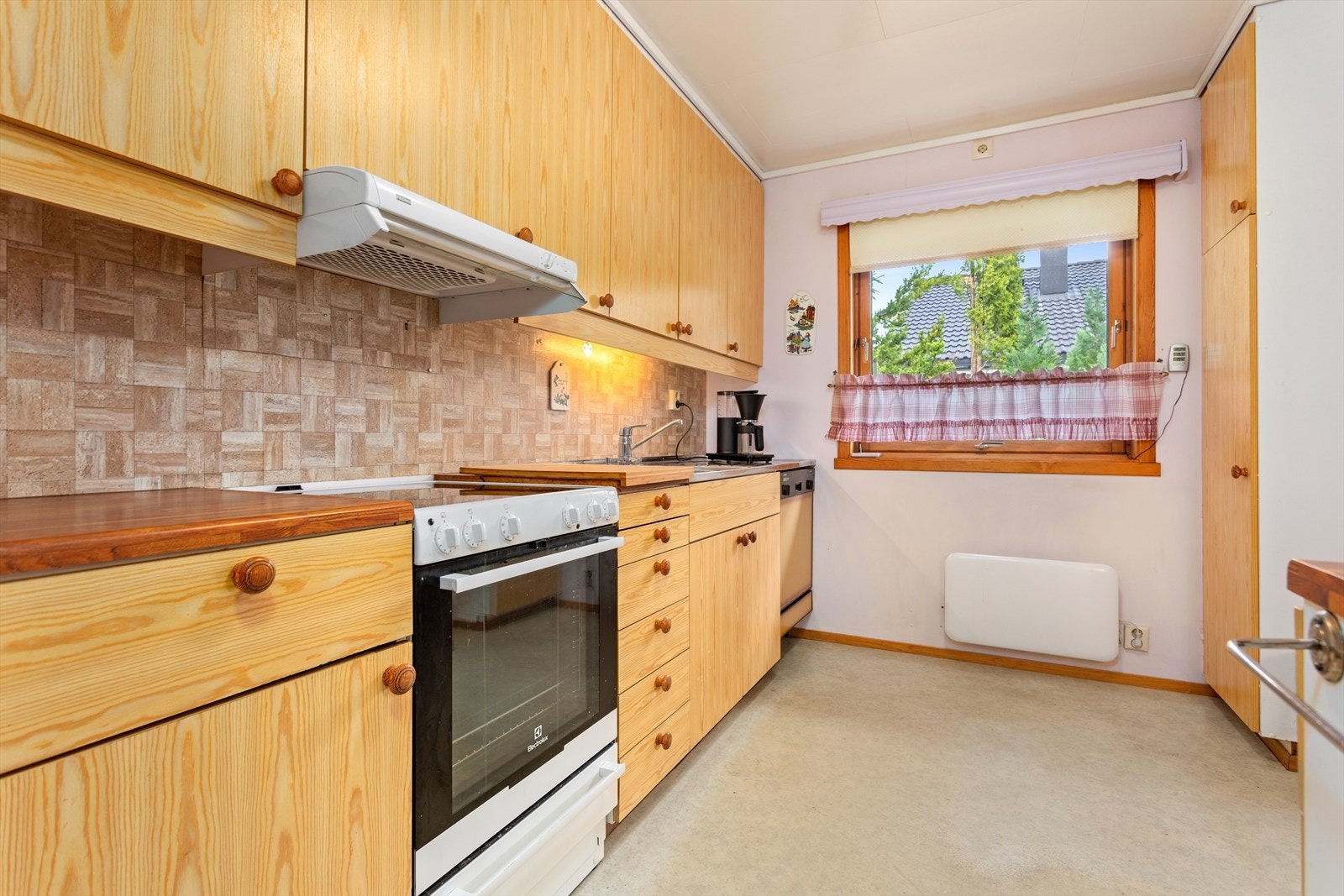 Kjøkken med innreiing frå byggeår. Galleribilde