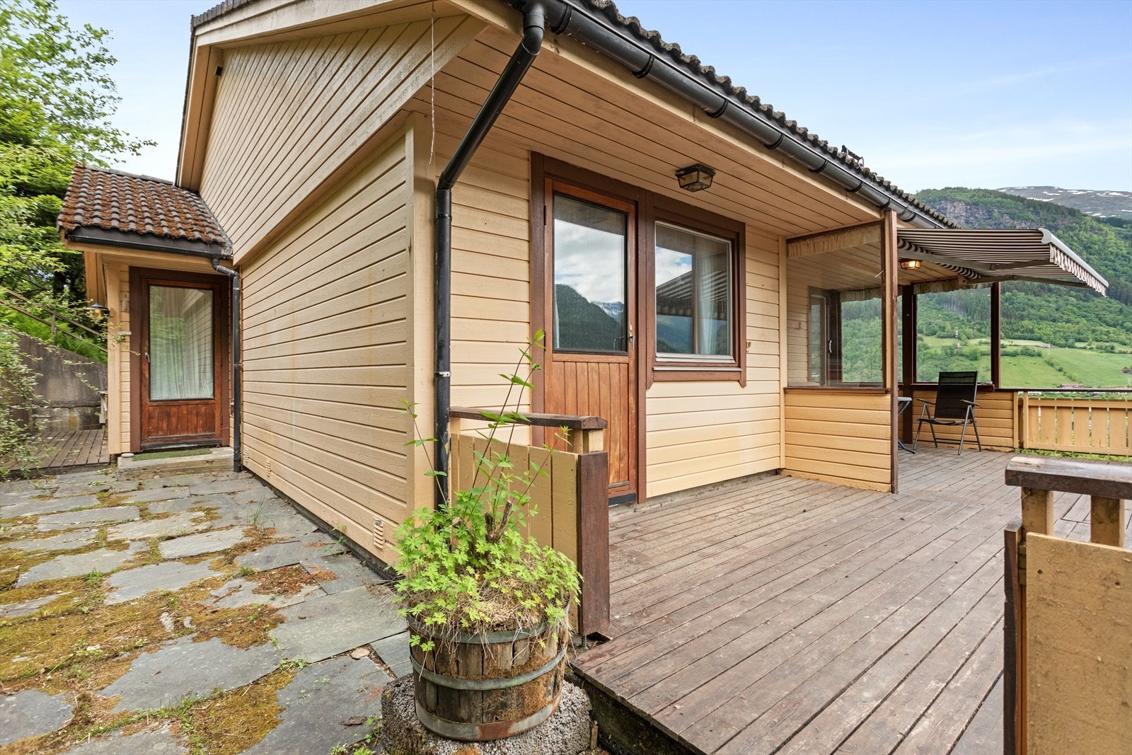 Det er eigen inngang til hovudetasjen på baksida av huset. Galleribilde