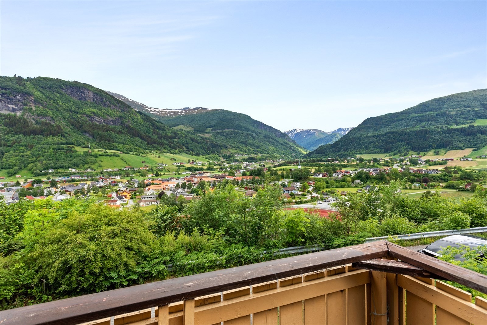 Eigedomen har flott utsikt over nærområdet. Galleribilde