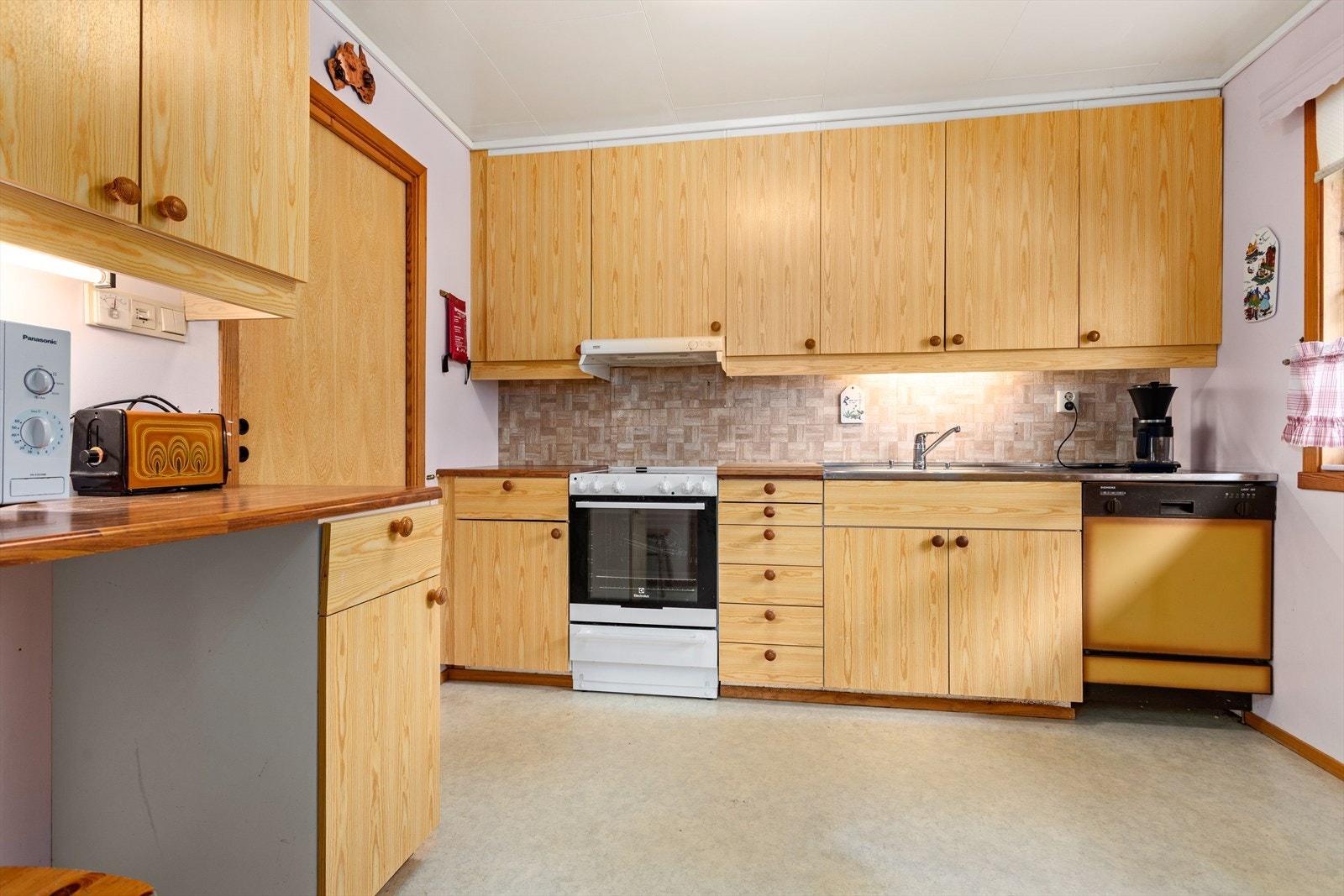 Godt med skap- og benkeplass. Galleribilde