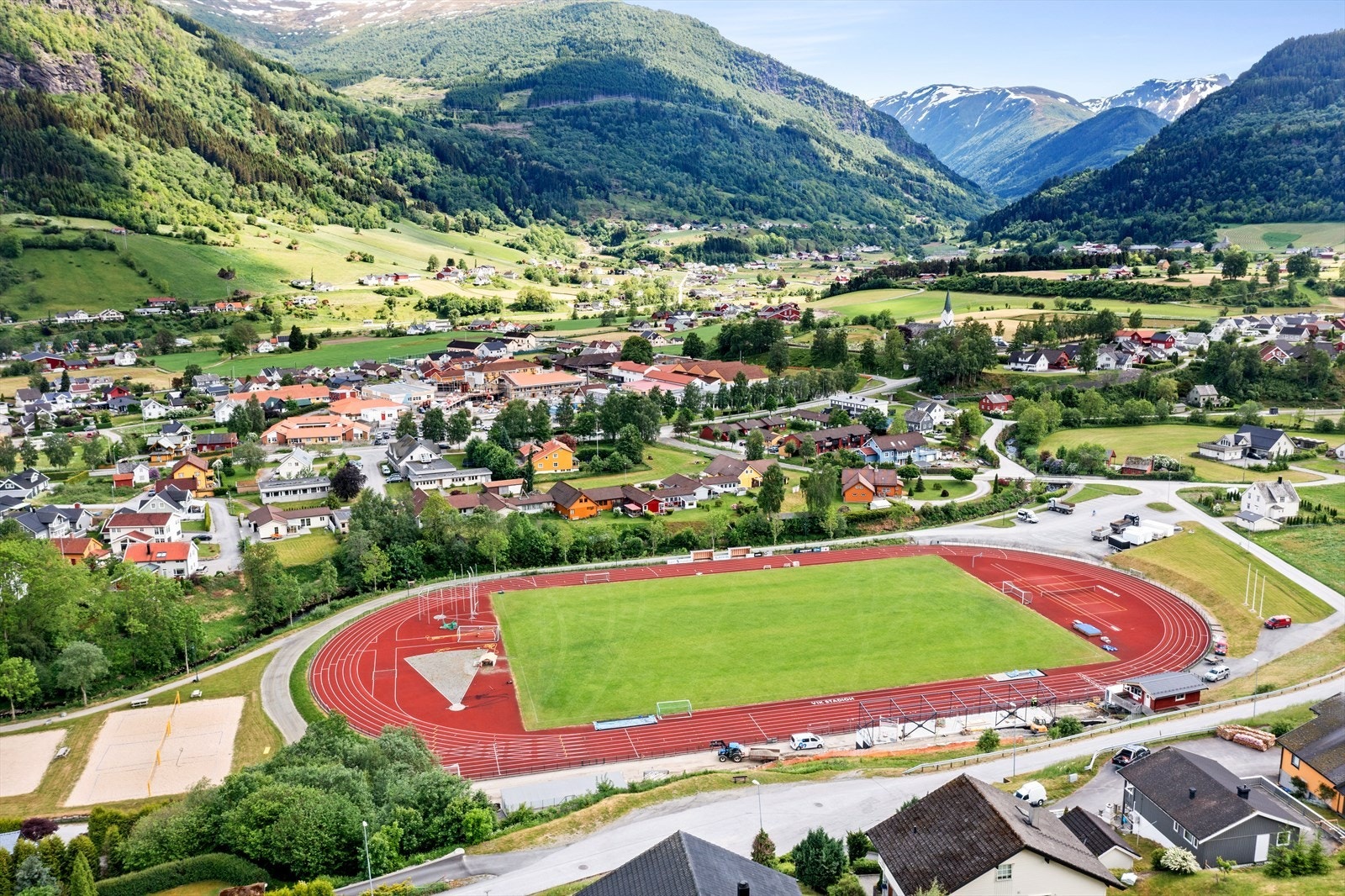 Det er kort avstand til idrettsanlegg med blant anna friidrettsbane og sandvolleyballbane. Galleribilde