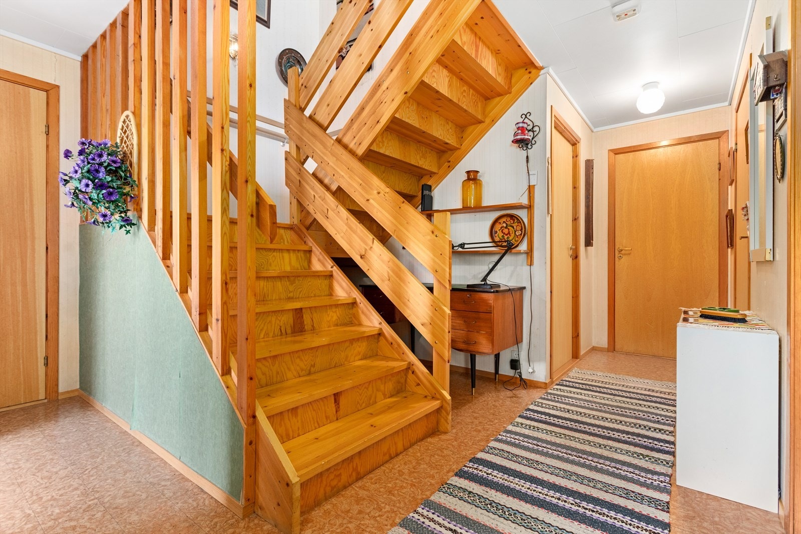 Det er montert varmepumpe i hallen i underetasje. Galleribilde