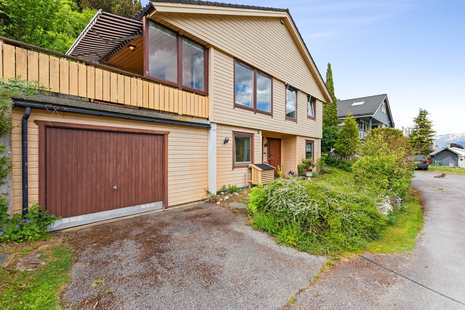 Bustaden er oppført i 1985 og framstår med den tids tekniske standard og løysingar. Galleribilde