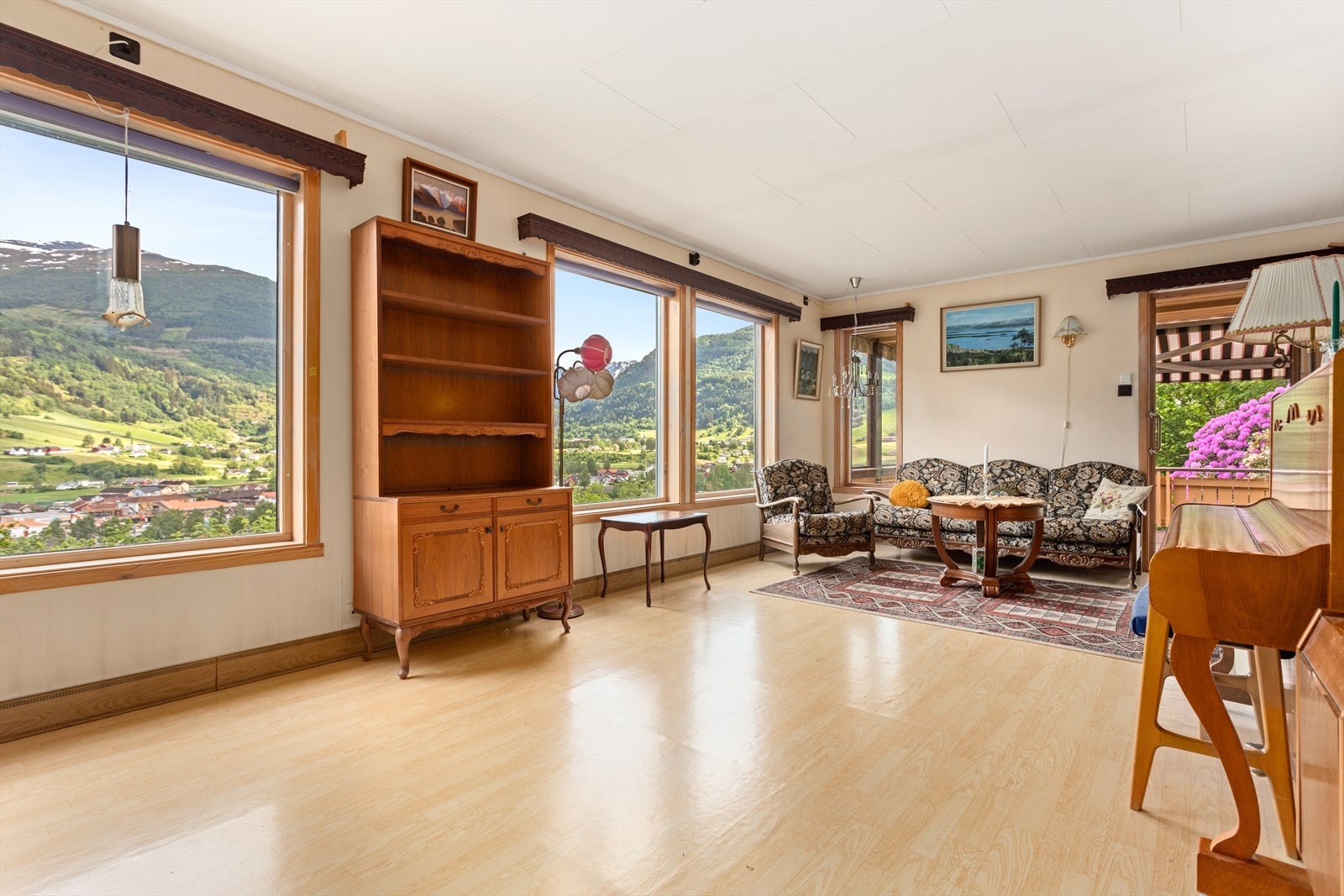 Stova er lys og open med gode vindaugsflater. Galleribilde