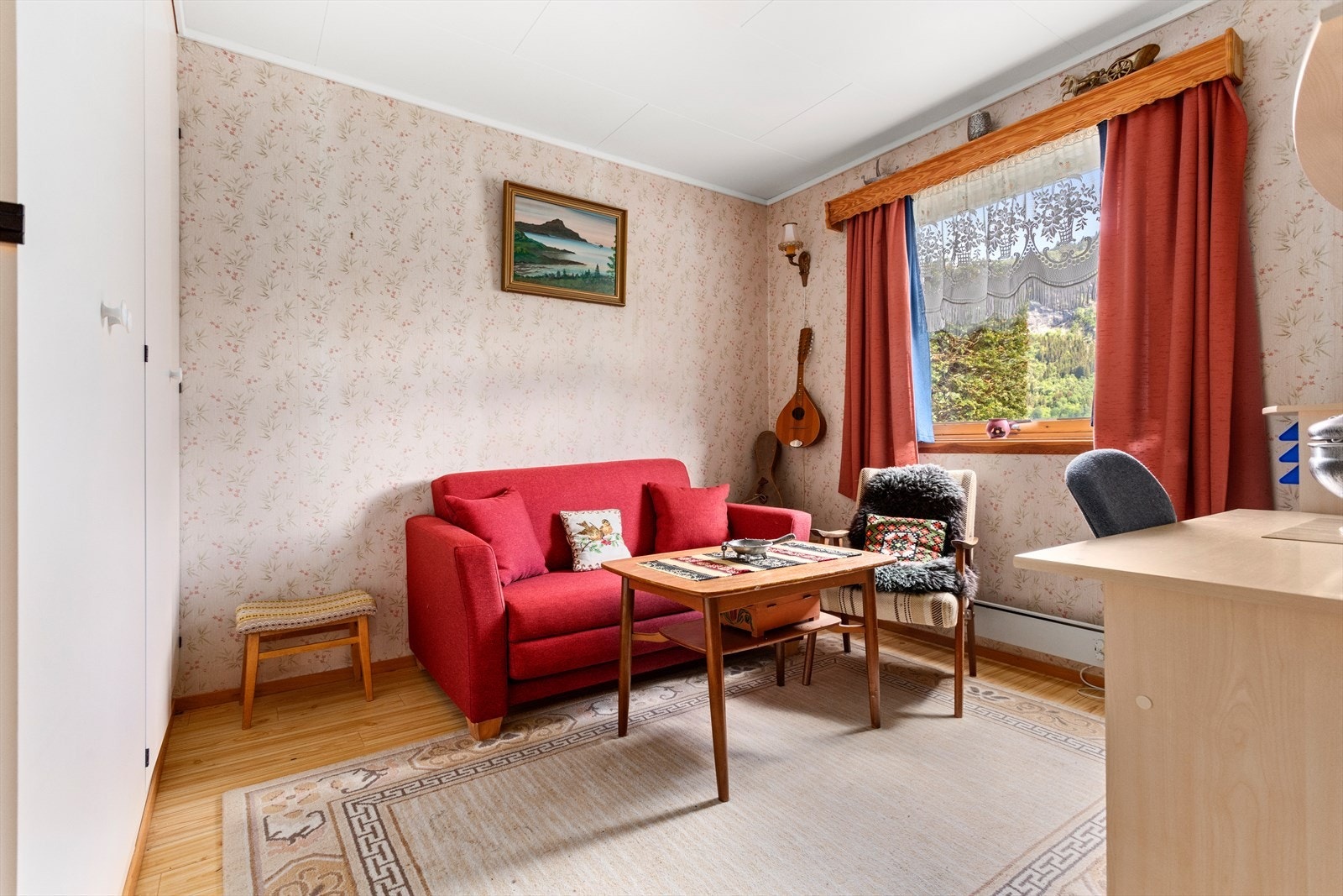 Rom i underetasje med garderobeløysing. Galleribilde