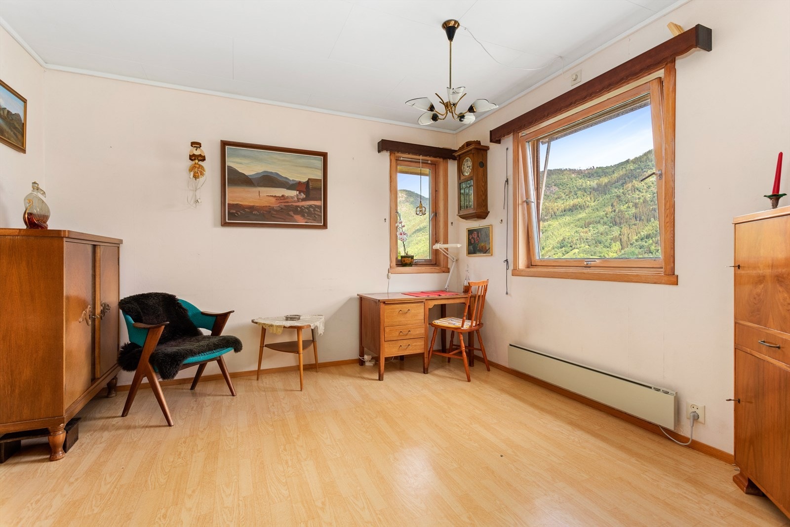 Rom som tidlegare er nytta som spisestove med tilkomst både frå stove og kjøkken. Galleribilde