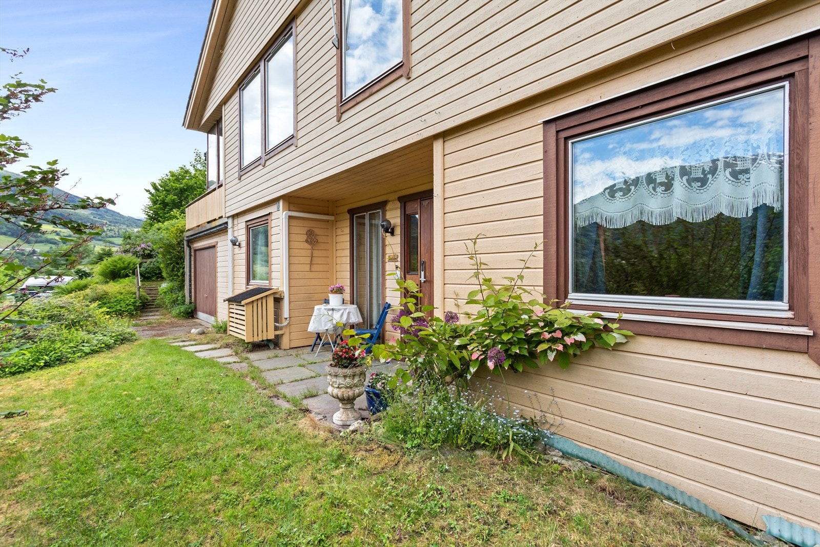 Triveleg, hellelagt inngangsparti. Galleribilde