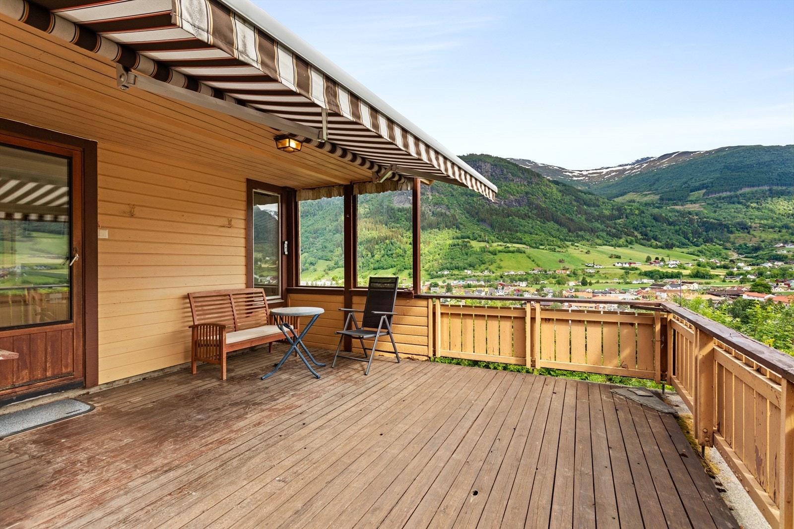 Terrassen byr på flott utsikt over bygda og fjellområda rundt. Galleribilde