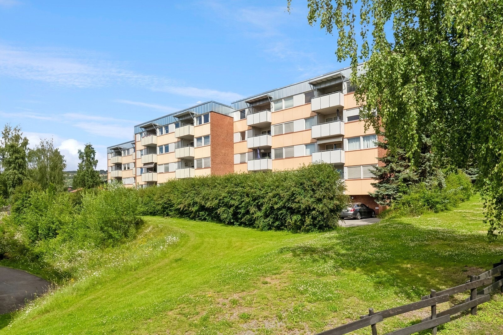 Her bor du i et veletablert og barnevennlig boligområde i Nybu med nærhet til skiløyper og fine turstier. Galleribilde