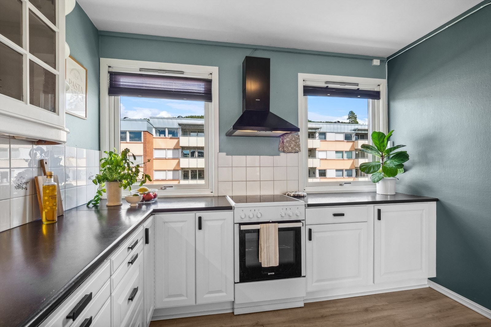 Kjøkkenet har også nisjer for frittstående hvitevarer som komfyr, kjøleskap og oppvaskmaskin. Galleribilde