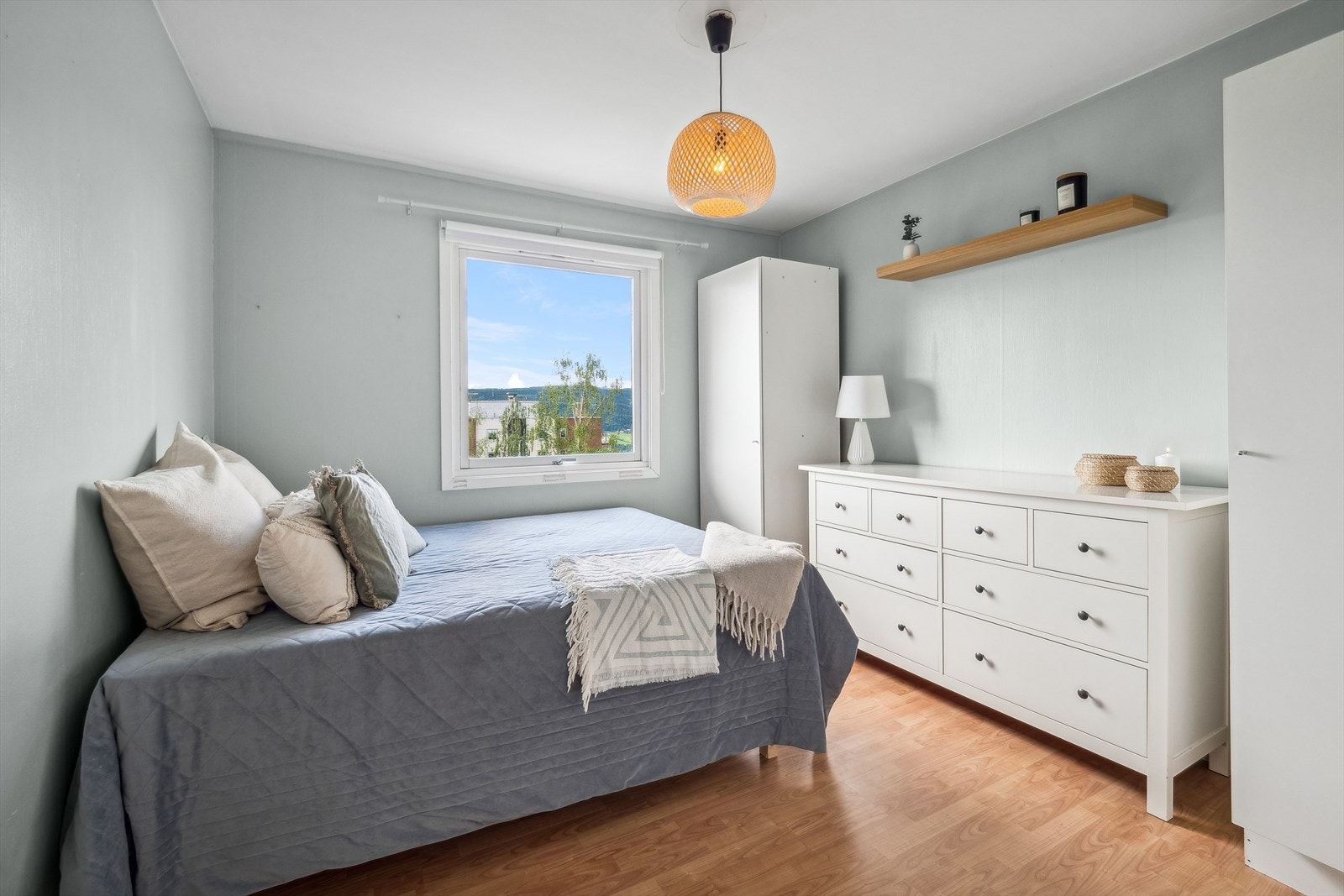 Soverommene er romslige og passer som barnerom, gjesterom eller kontor. Galleribilde