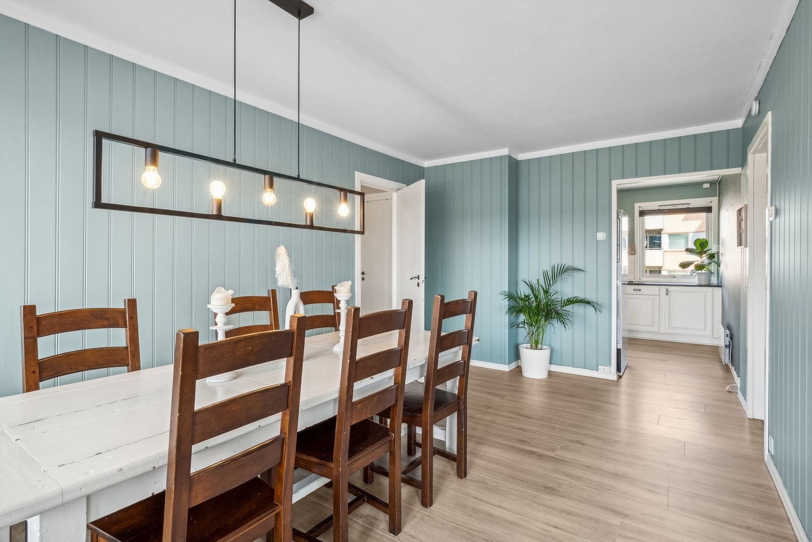 Kjøkkenet er praktisk plassert i et separat rom ved siden av spisestuen. Galleribilde